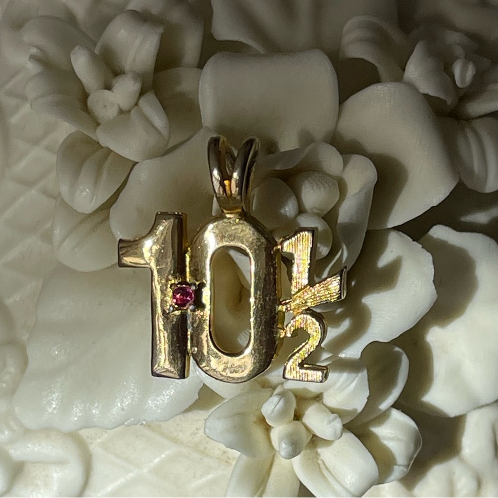 Vintage | 10 1/2 Pendant with Amethyst in Gold Plate